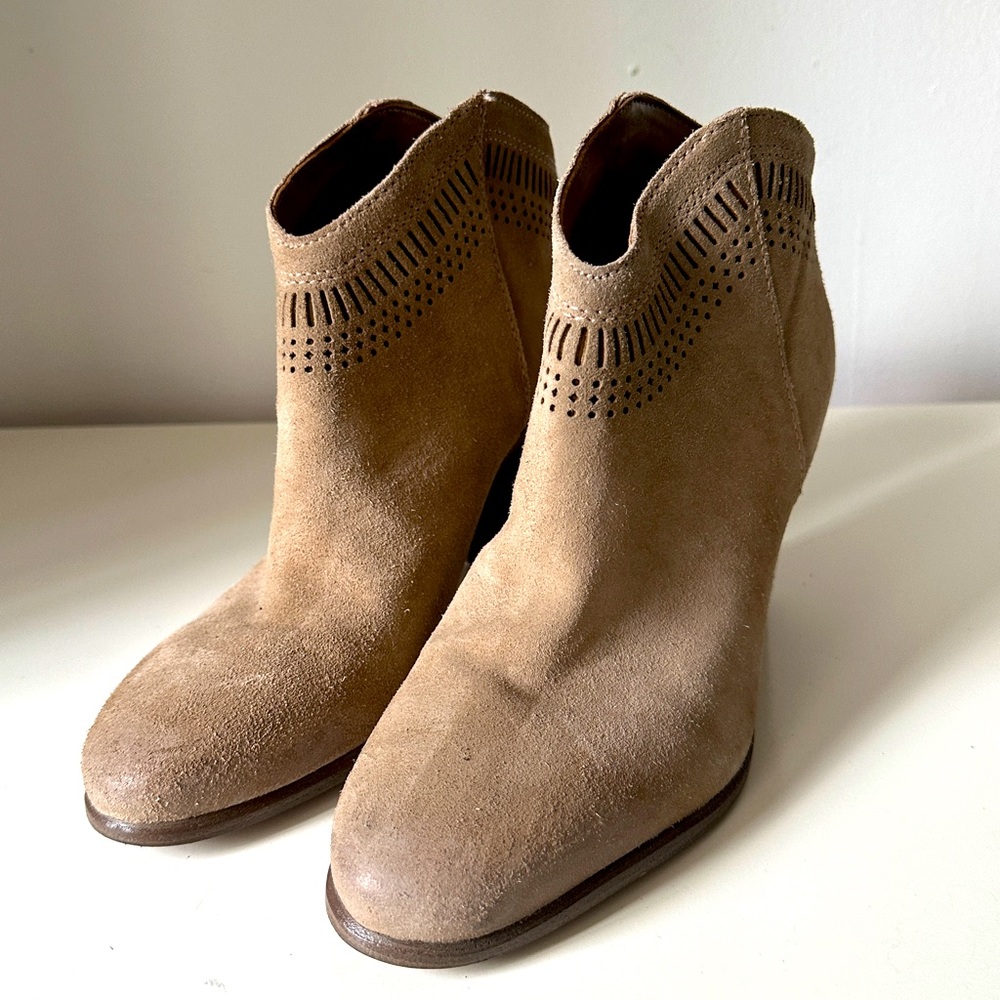 Vince Camuto suede womens boots. Size 8.5